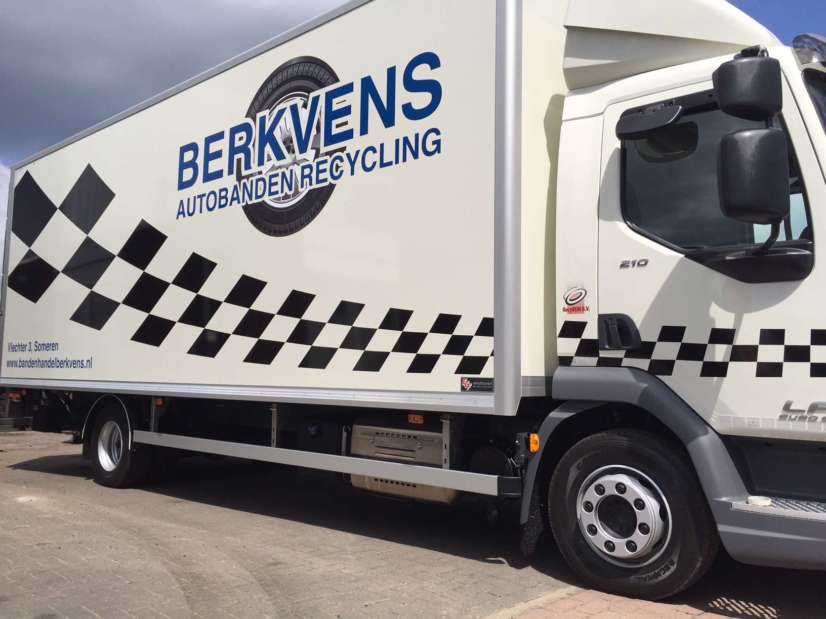 Vrachtwagen belettering Berkvens Banden Someren